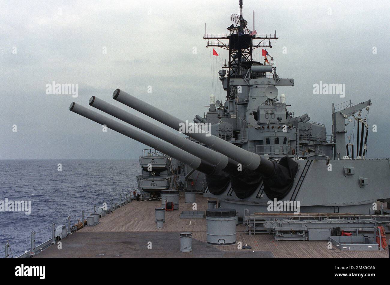 La corazzata USS IOWA (BB-61) si prepara a lanciare un missile da crociera antinave Harpoon durante l'esercizio Fleet 2-86. Oggetto operazione/Serie: ESERCIZIO FLOTTA 2-86 Paese: Sconosciuto Foto Stock