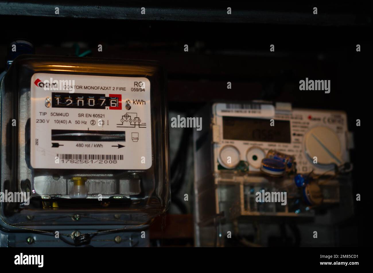 Schermo analogico del contatore di energia naturale domestico. Bollette di servizio, consumo di gas per riscaldamento casa, costi energetici, immagine simbolica. Foto Stock