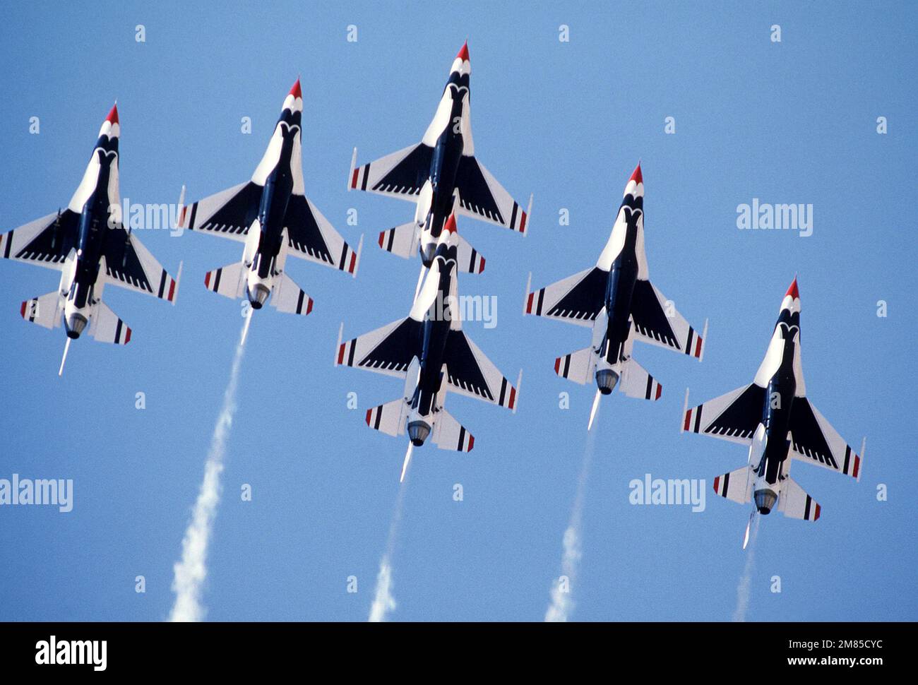 Una vista dal basso di sei F-16 Fighting Falcon del team di dimostrazione aerea USAF Thunderbirds in una formazione a delta durante uno spettacolo aereo. Lo spettacolo aereo è uno dei tanti eventi che si tengono durante il "raduno delle aquile" dell'Air Force Association, una convenzione che commemora i risultati spettacolari nello sviluppo aerospaziale del mondo libero. Base: Indian Springs Auxiliary Field Stato: Nevada (NV) Paese: Stati Uniti d'America (USA) Foto Stock