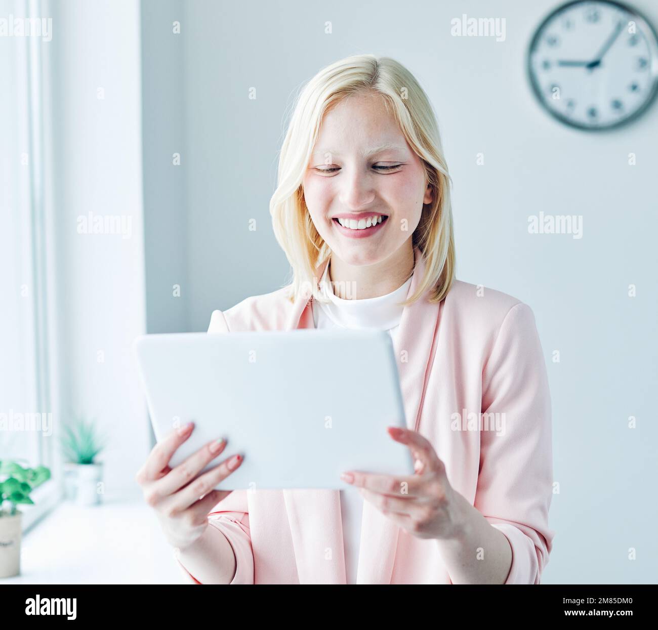 business donna ritratto ufficio executive businesswoman giovane bella lavoro aziendale tablet computer tecnologia comunicazione rete Foto Stock