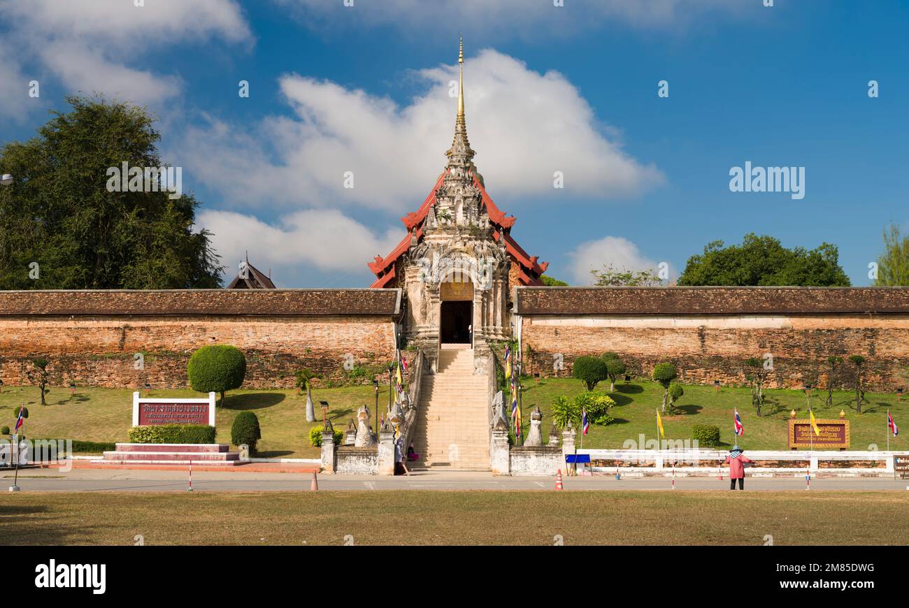 Lampang, Thailandia. Novembre 22, 2022. Wat Phra che Tempio di Lampang Luang. Tempio buddista in stile Lanna. Destinazione turistica del Nord Foto Stock