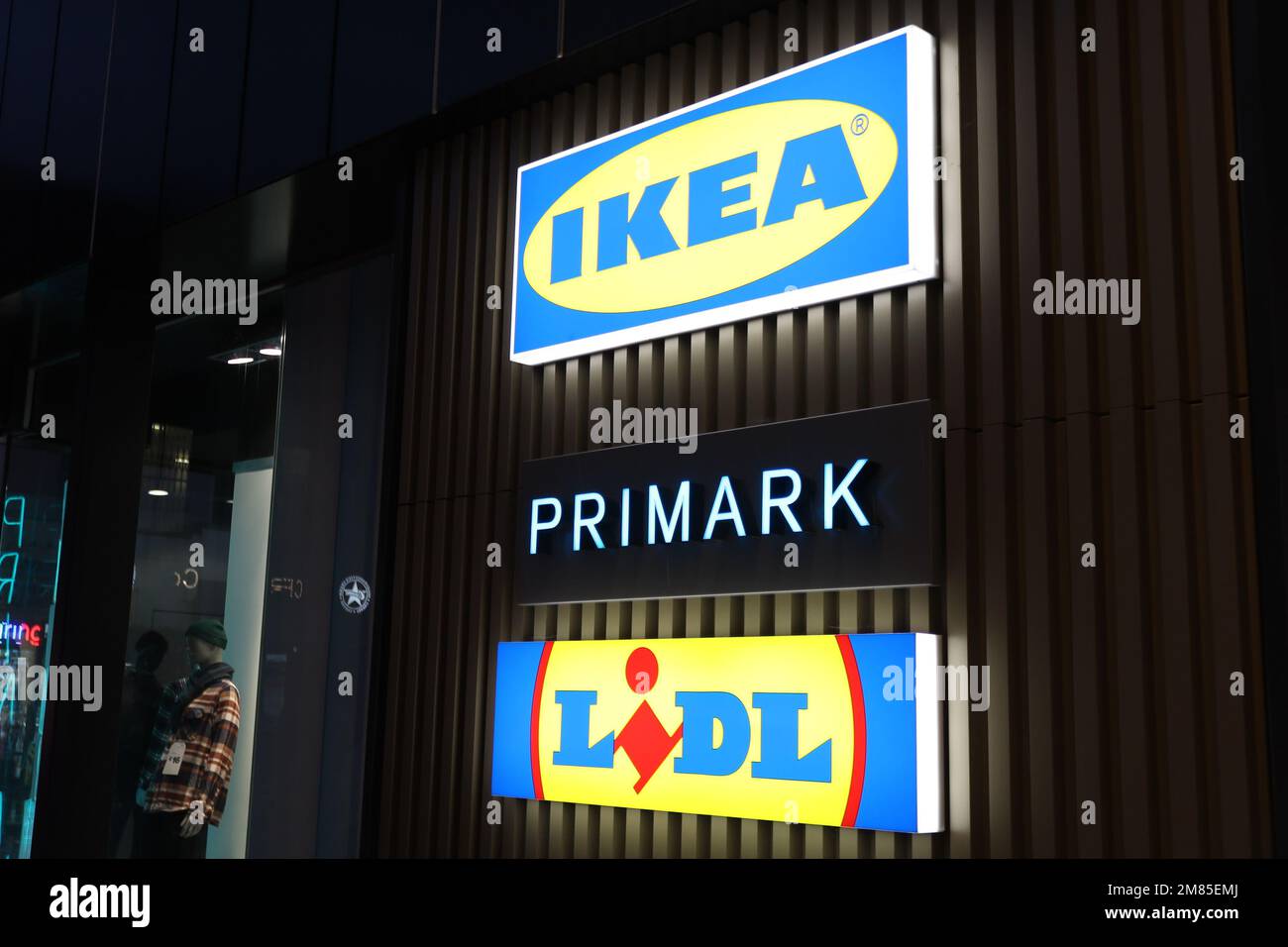 Cartelli per negozi IKEA, PRIMARK e Lidl a Livat a Hammersmith, Londra. Foto Stock