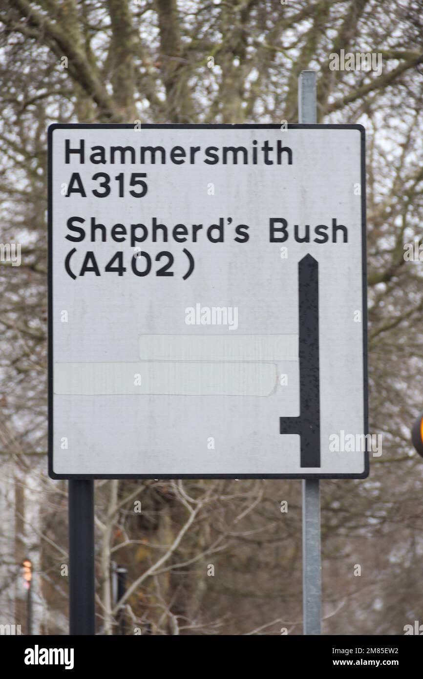 LONDRA, Regno Unito - Jan, 11, 2023: Cartello che indica il traffico verso Shepherd's Bush e Hammersmith. Foto Stock