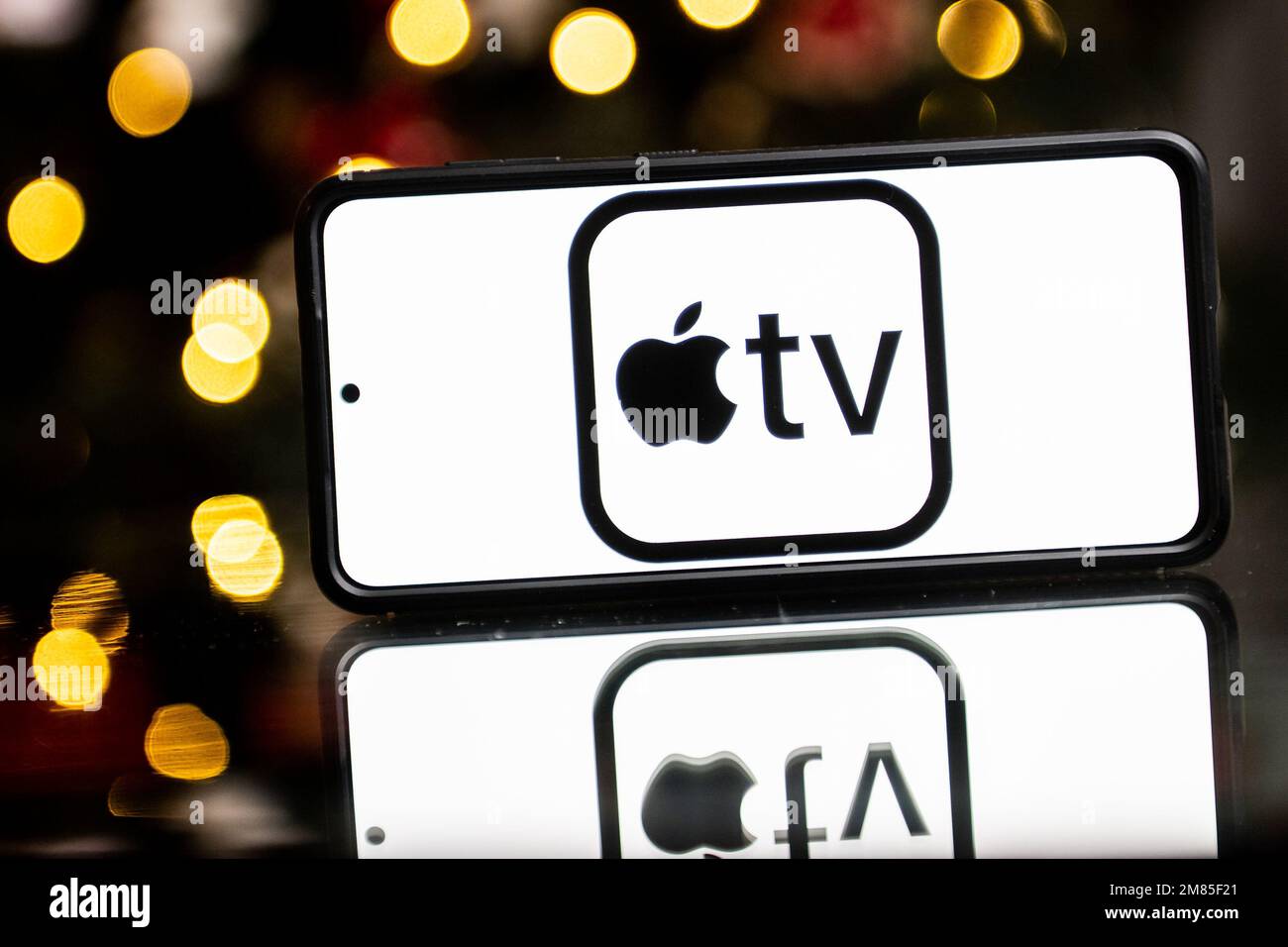 In questa immagine viene visualizzato un logo Apple TV sullo smartphone. Foto Stock