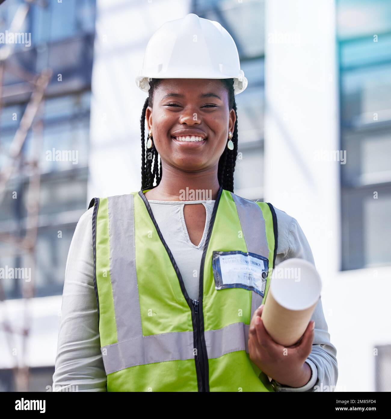Architettura, project management e ritratto di donna nera in cantiere per ingegneria civile, progettazione e ispezione di edifici. Industriale Foto Stock