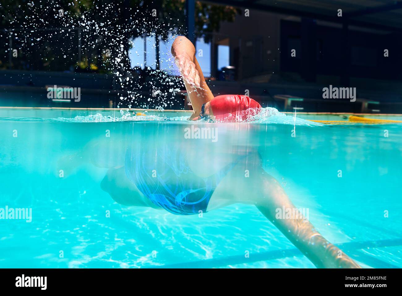 Nuoto ad un meglio personale. Scatto subacqueo di una nuotatrice femminile. Foto Stock