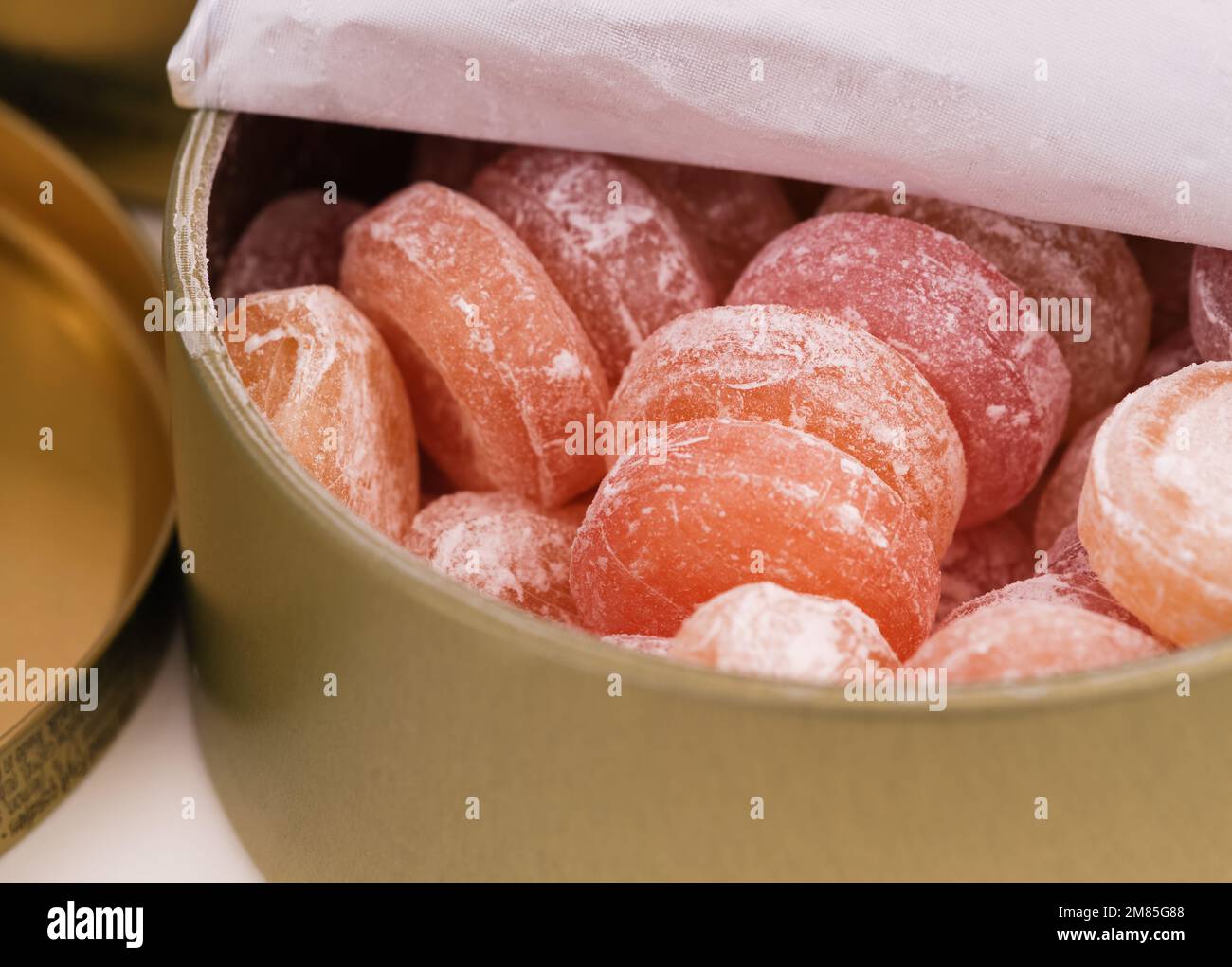 Un primo piano di una scatola di latta aperta piena di caramelle alla  frutta Foto stock - Alamy