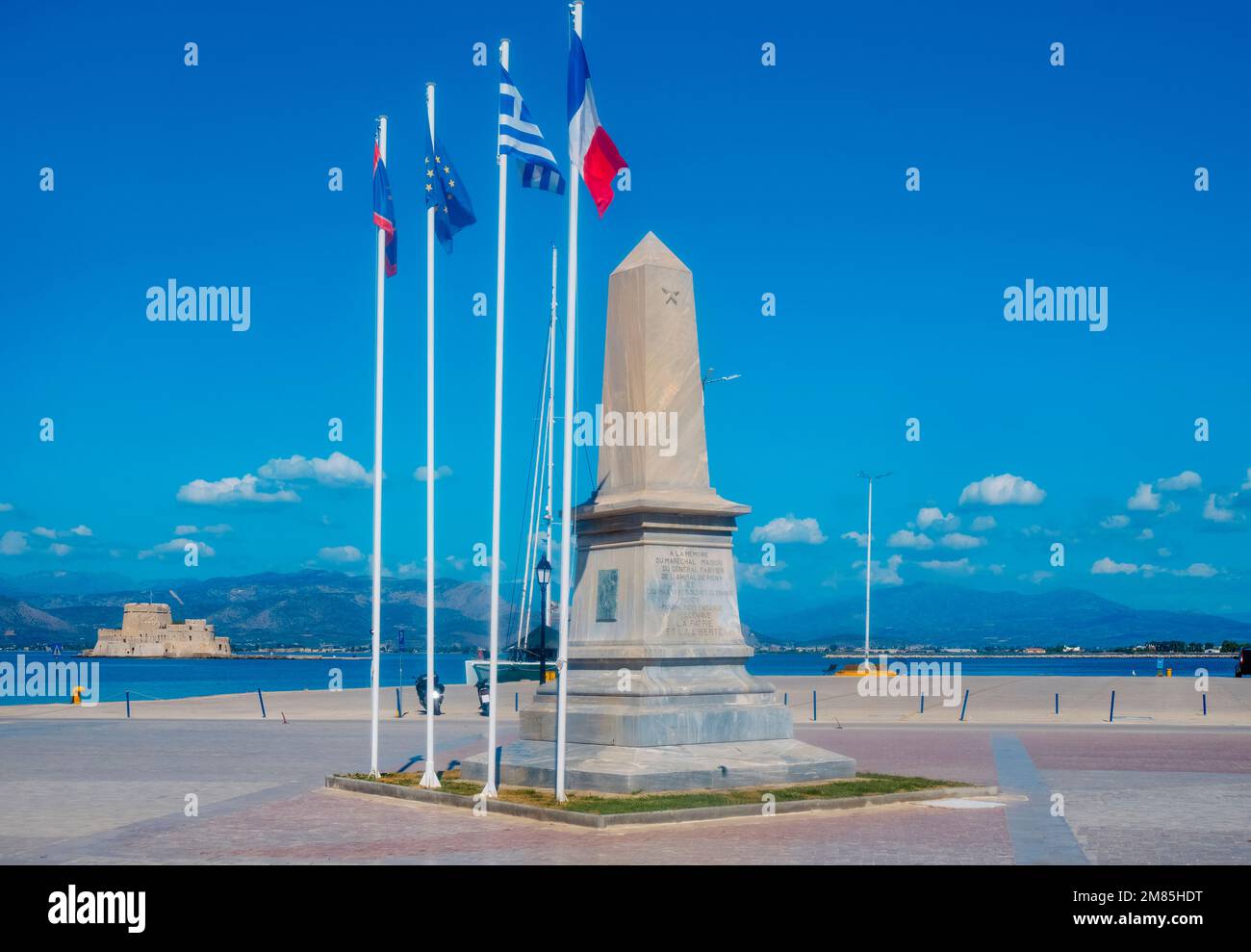 Vista sul Monumento alla spedizione Morea, in Piazza Filellinon, a Napflio, Grecia, e sul castello di Bourtzi sullo sfondo Foto Stock