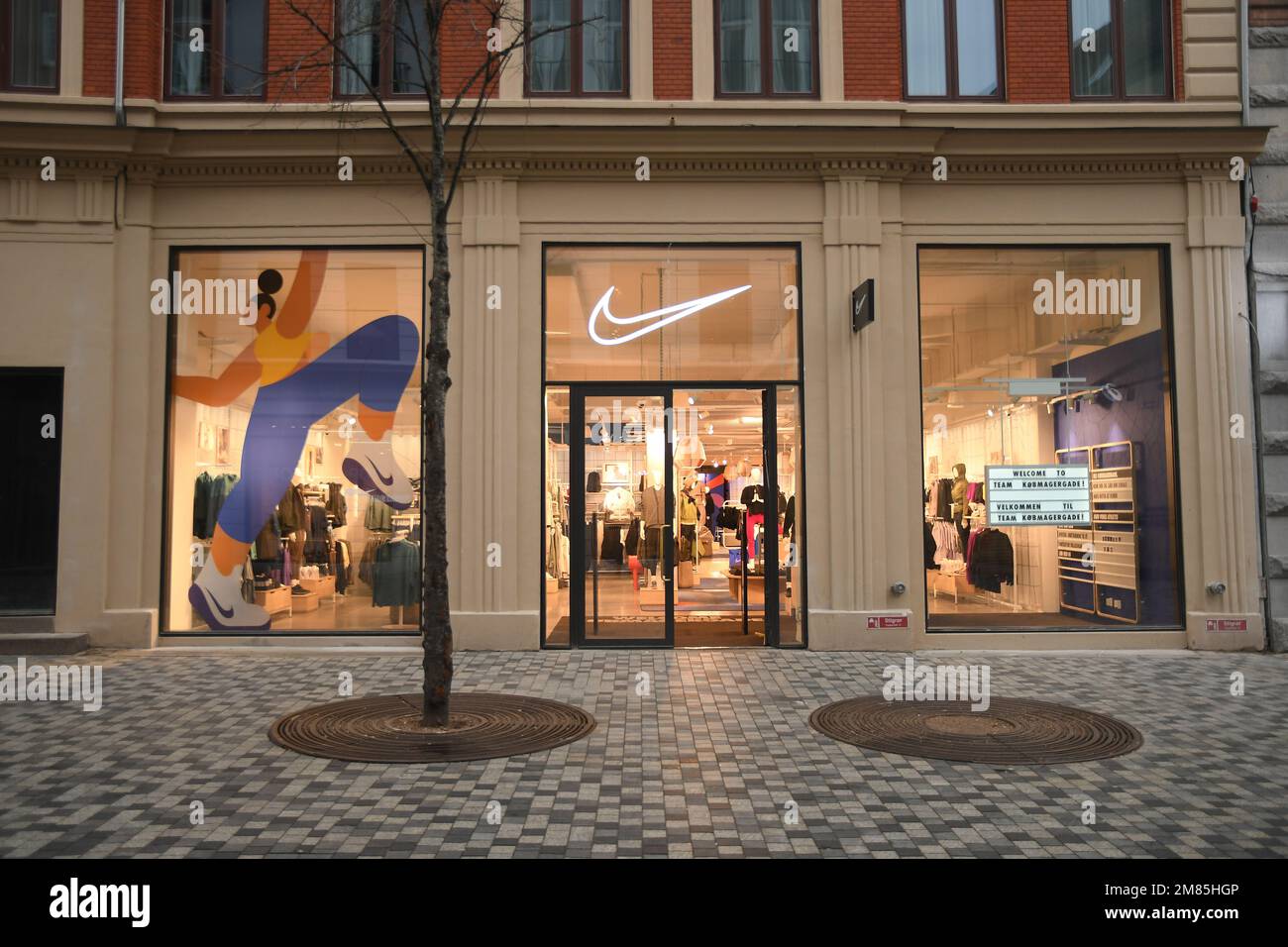 Copenhagen/Danimarca/12 Gennaio 2023/ Nike SPORTS PROUTS Store su kobmagergade nella capitale danese Copenhagen. (Foto: Francis Joseph Dean/Dean Pictures) Foto Stock