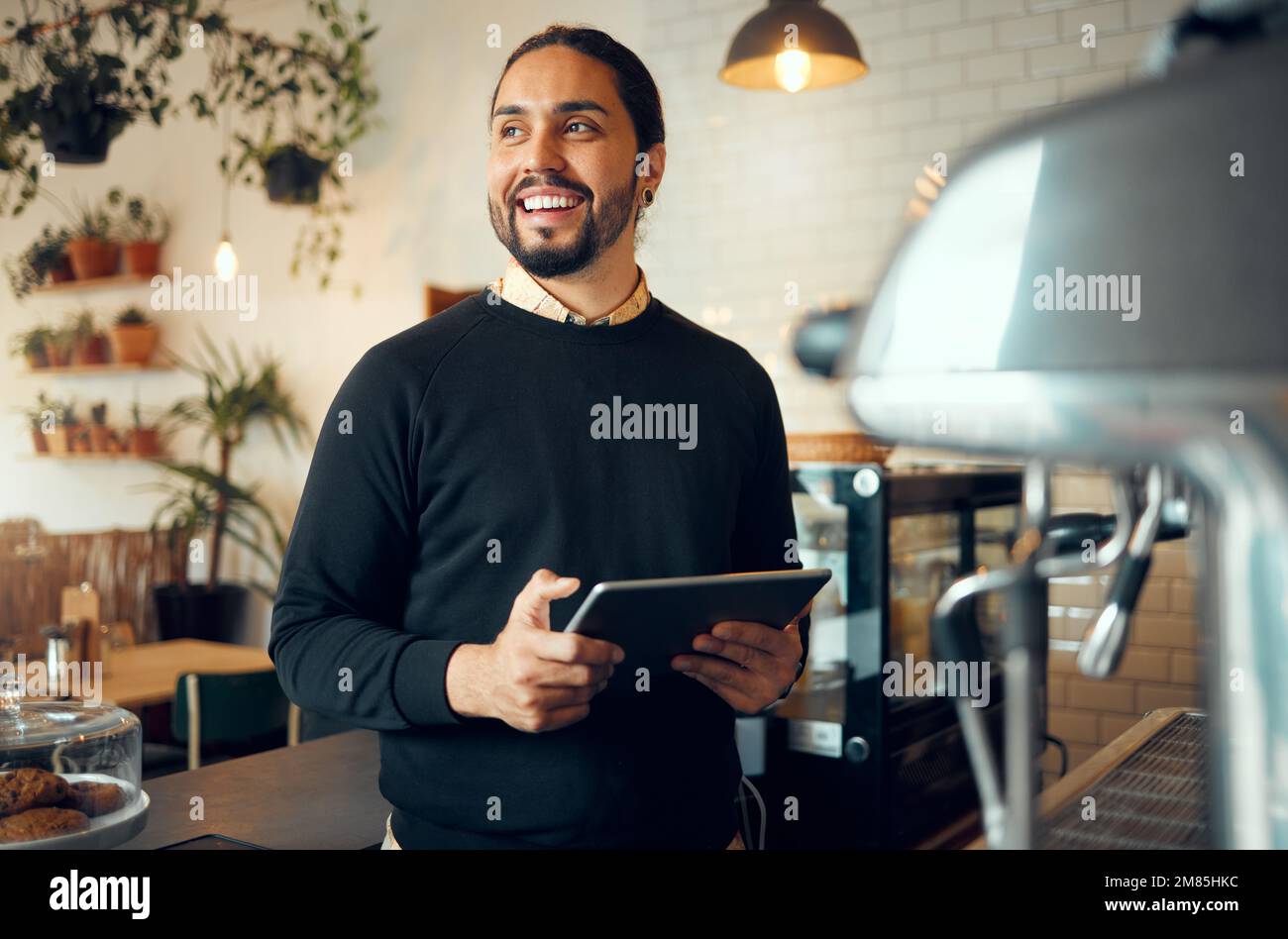 Ritratto, startup cafe manager uomo con tablet per la revisione dei contenuti di social media, networking o ristoranti. Sorriso, motivazione o dipendente del bar Foto Stock