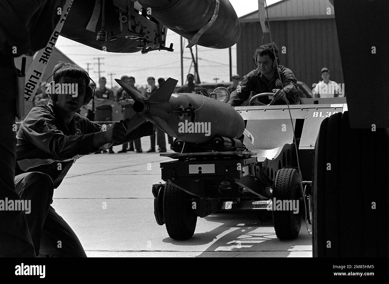 Durante il concorso Gunpowder '85, gli aerei caricano una bomba su un velivolo Thunderbolt II a-10. Base: Myrtle Beach Air Force base Stato: South Carolina (SC) Paese: Stati Uniti d'America (USA) Foto Stock