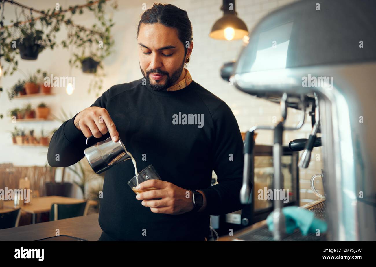 Caffè, operaio di cucina e macchina per caffè espresso in un ristorante. Cameriere, schiuma di latte e latte di crema mattutina con un responsabile del negozio Foto Stock