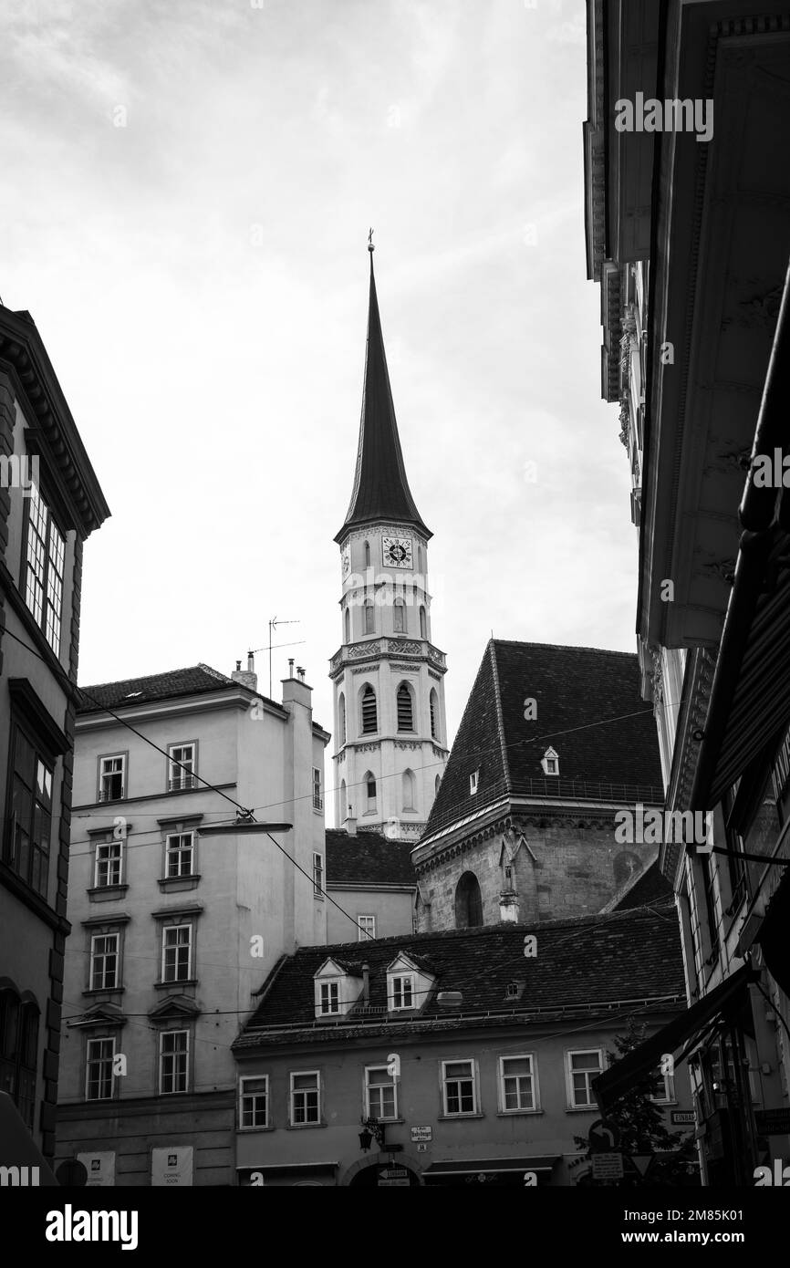 Tetti e strade di Vienna, che mostrano la varia architettura di questa bella città Foto Stock