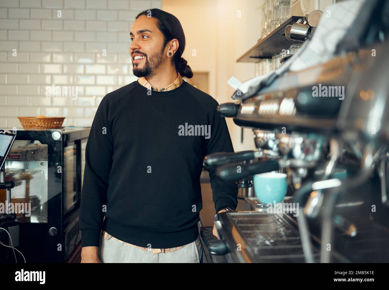 Bar, pensatore e manager di piccole imprese con un sorriso ottimista e felice. Professionista proprietario di affari del caffè e tipo dell'imprenditore Foto Stock