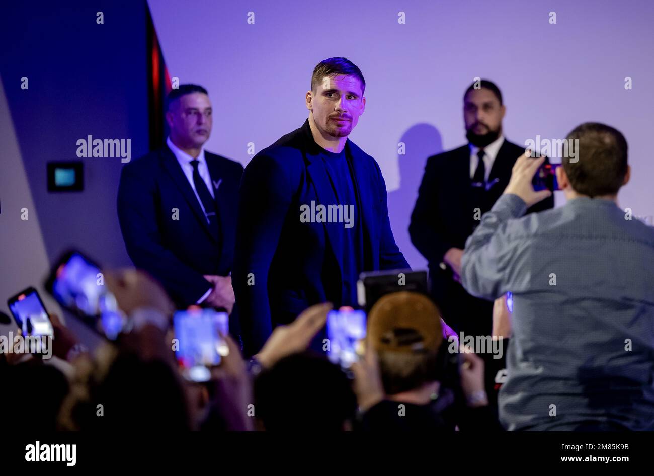 UTRECHT - Rico Verhoeven e il suo prossimo avversario il croato Antonio Plazibat durante una conferenza stampa di COLLISIONE 5. L'organizzazione di kickboxing Glory lo annuncerà ufficialmente giovedì nel corso di una conferenza stampa presso i Jaarbeurs di Utrecht. La lotta è stata rimandata all'infinito a causa di un infortunio al ginocchio subito da Verhoeven mercoledì. ANP ROBIN VAN LONKHUIJSEN olanda fuori - belgio fuori Foto Stock