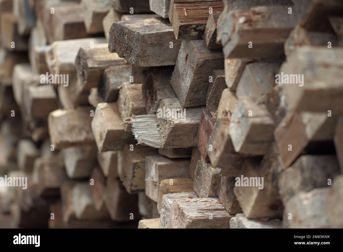 sfondo di pile di scarti di legno usati Foto Stock