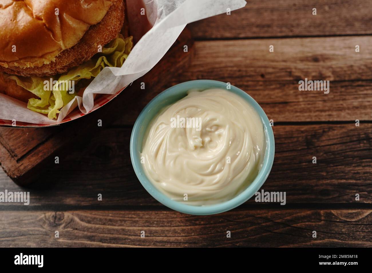 Maionese fatta in casa servita in un primo piano ciotola, focu selettivo Foto Stock