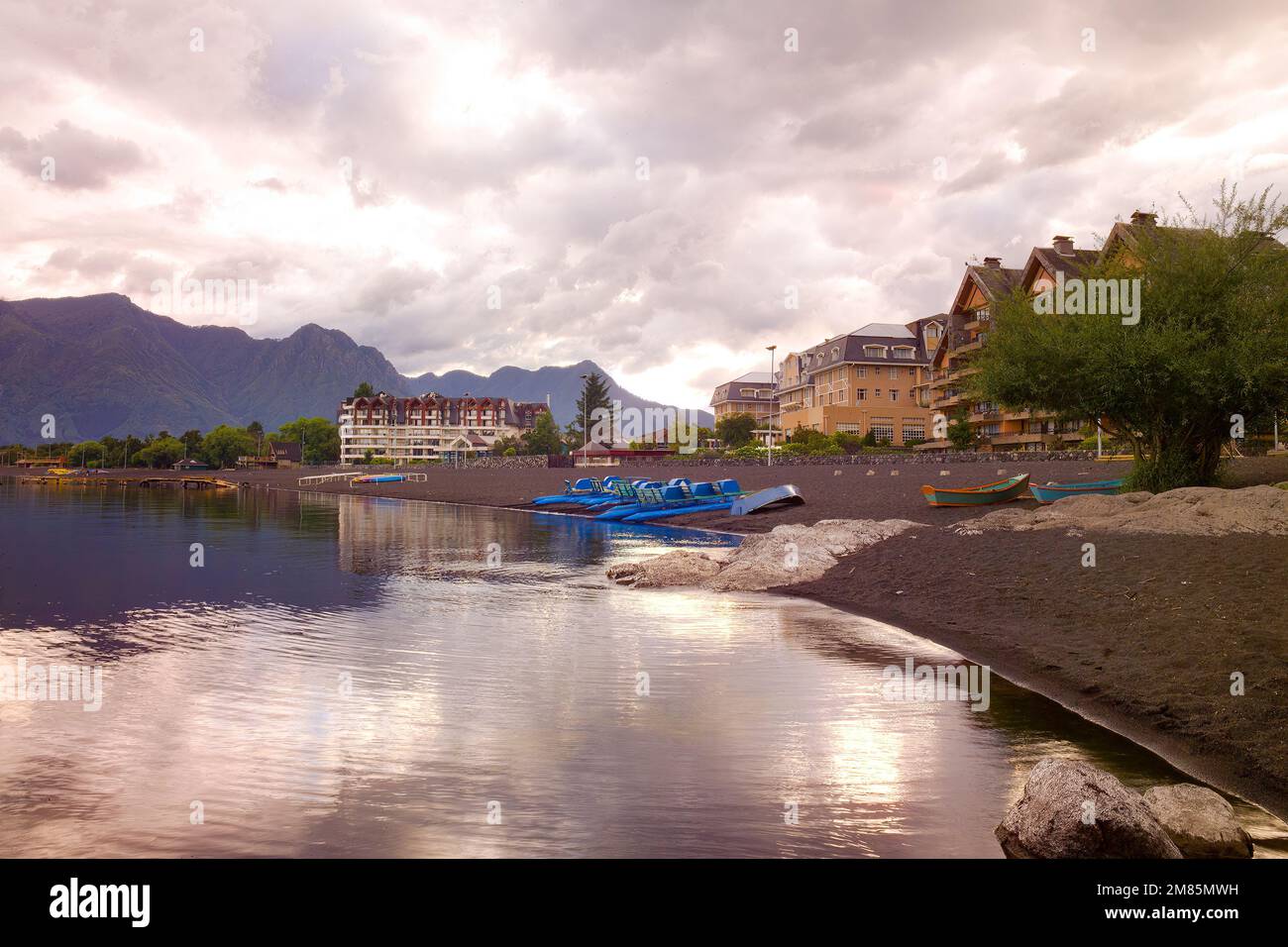 La riva del lago Villarrica nella città di Pucon, Cile Foto Stock