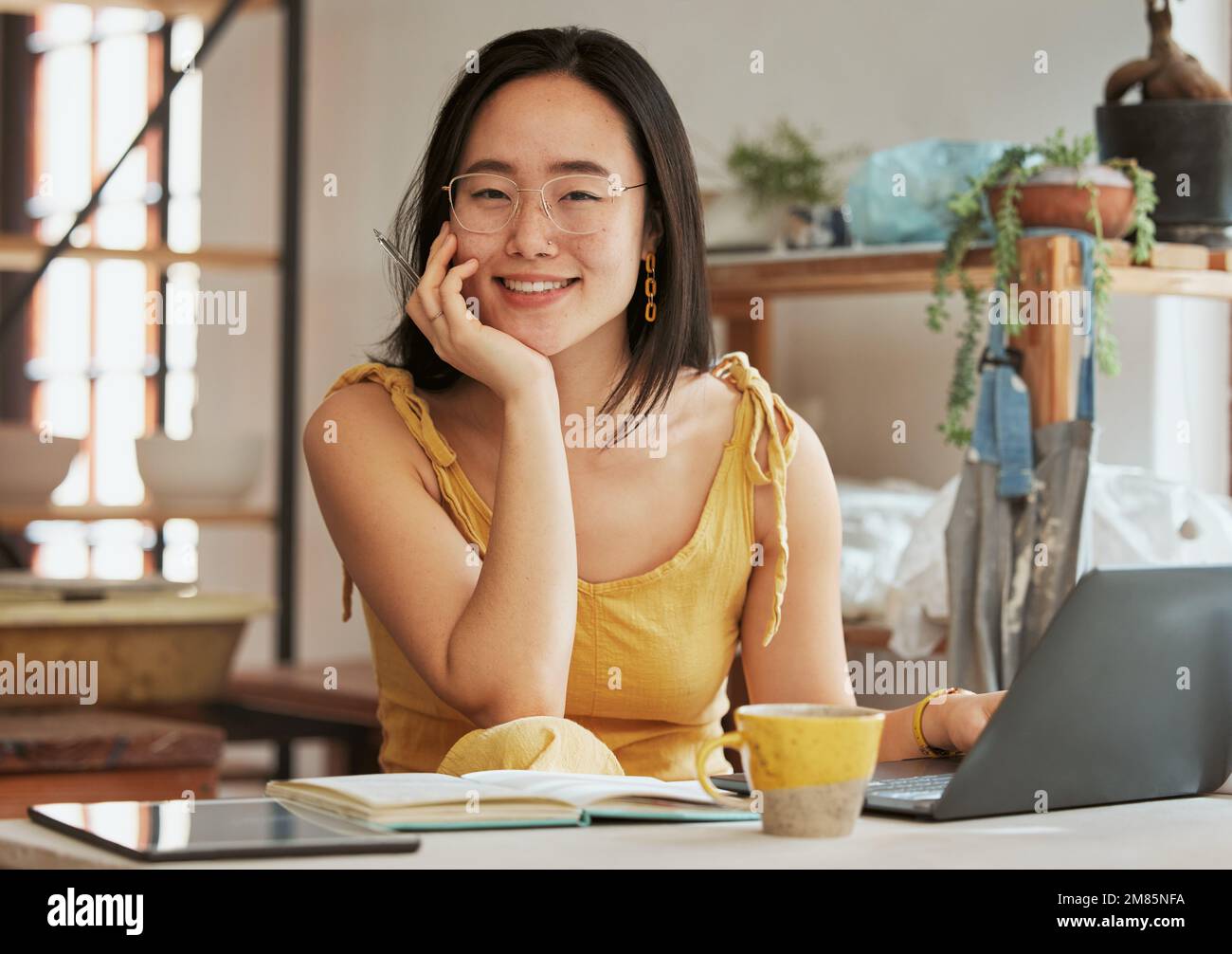 Startup, ritratto asiatico o donna d'affari con sorriso per la rete, la comunicazione online o la ricerca di contenuti del blog. Felice, faccia o ragazza con il laptop per Foto Stock
