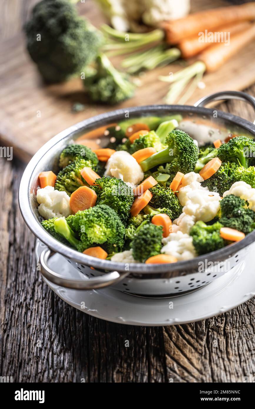 Broccoli, carote e cavolfiore cotti al vapore in un sistema di cottura a vapore in acciaio inossidabile. Concetto vegetale sano. Foto Stock