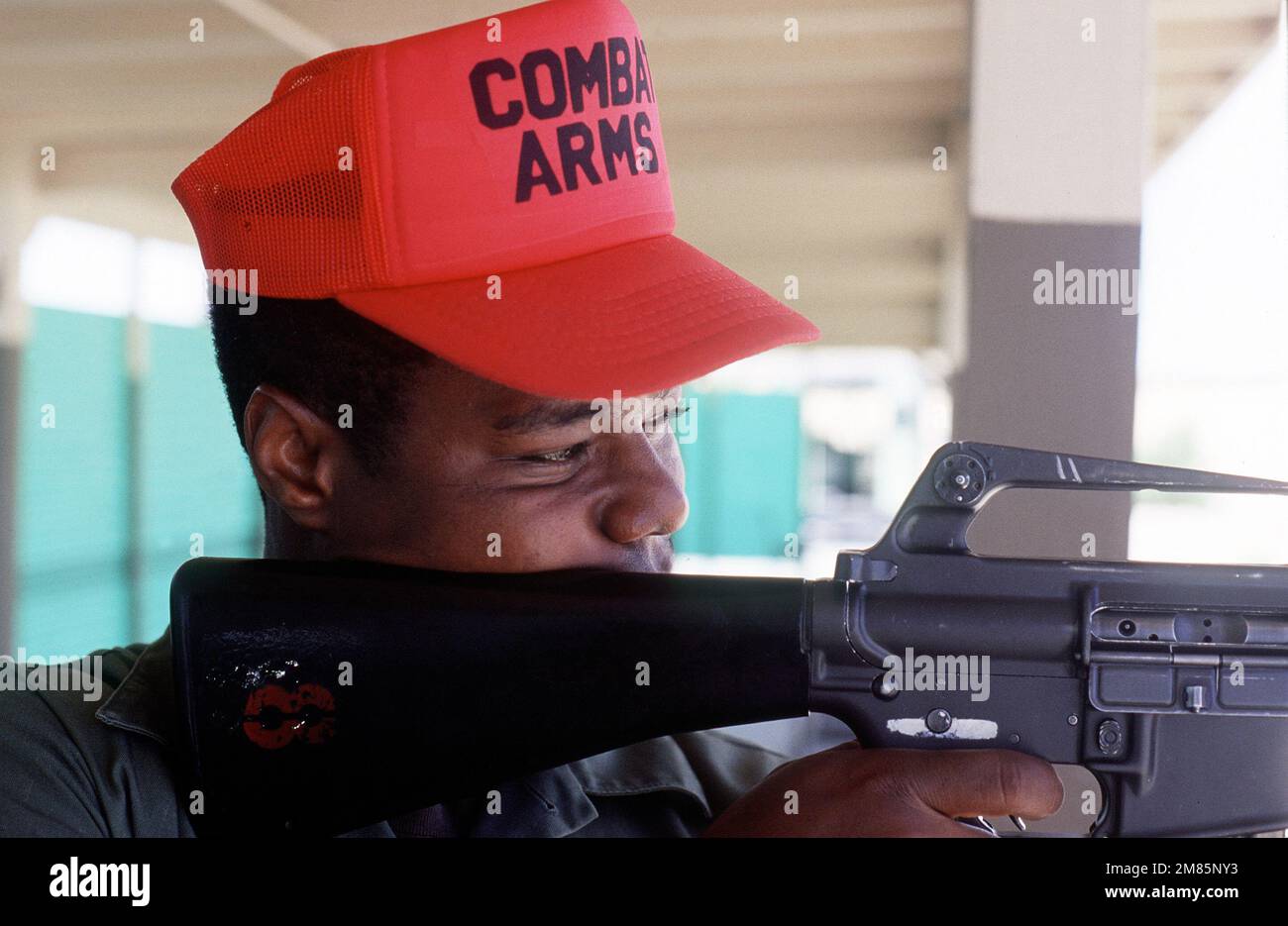 AIRMAN Kevin J. Johnson, 833rd Squadron della polizia di sicurezza, specialista di addestramento e manutenzione delle armi da combattimento, dimostra una tecnica costante del fucile per il fucile M-16. Base: Holloman Air Force base Stato: New Mexico (NM) Paese: Stati Uniti d'America (USA) Foto Stock