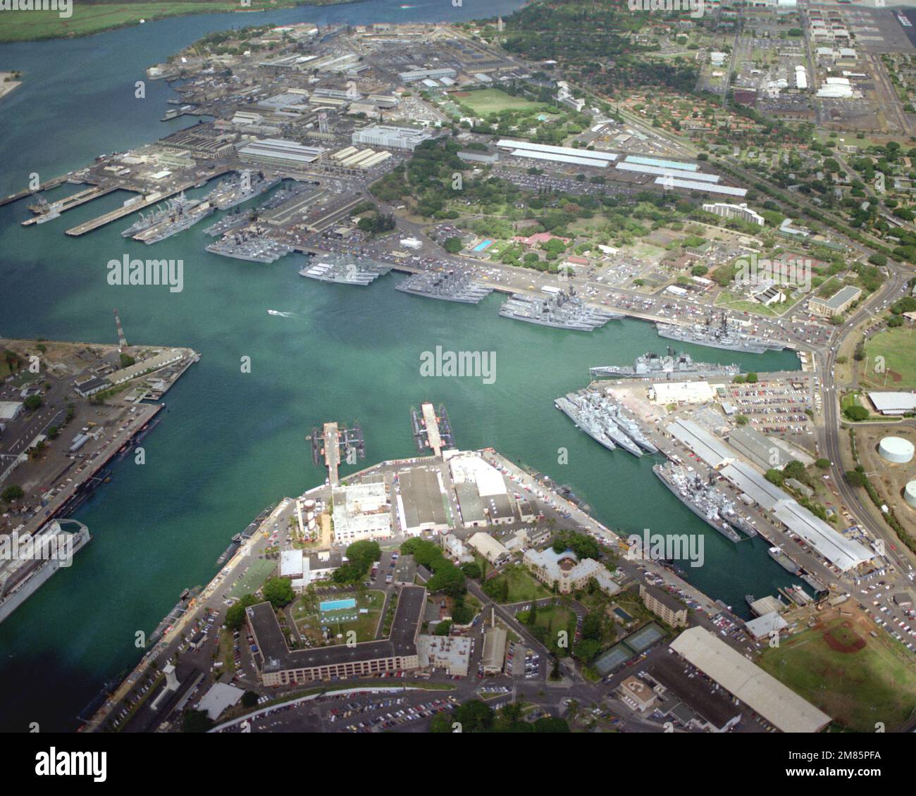 Una vista aerea del porto, che guarda ad ovest sulla base sottomarina. Vari Stati Uniti Le navi della Marina militare, canadese e giapponese della forza marittima di autodifesa sono in porto per partecipare all'esercizio RimPac '86. Soggetto operativo/Serie: RIMPAC '86 base: Naval Station, Pearl Harbor Stato: Hawaii (HI) Paese: Stati Uniti d'America (USA) Foto Stock