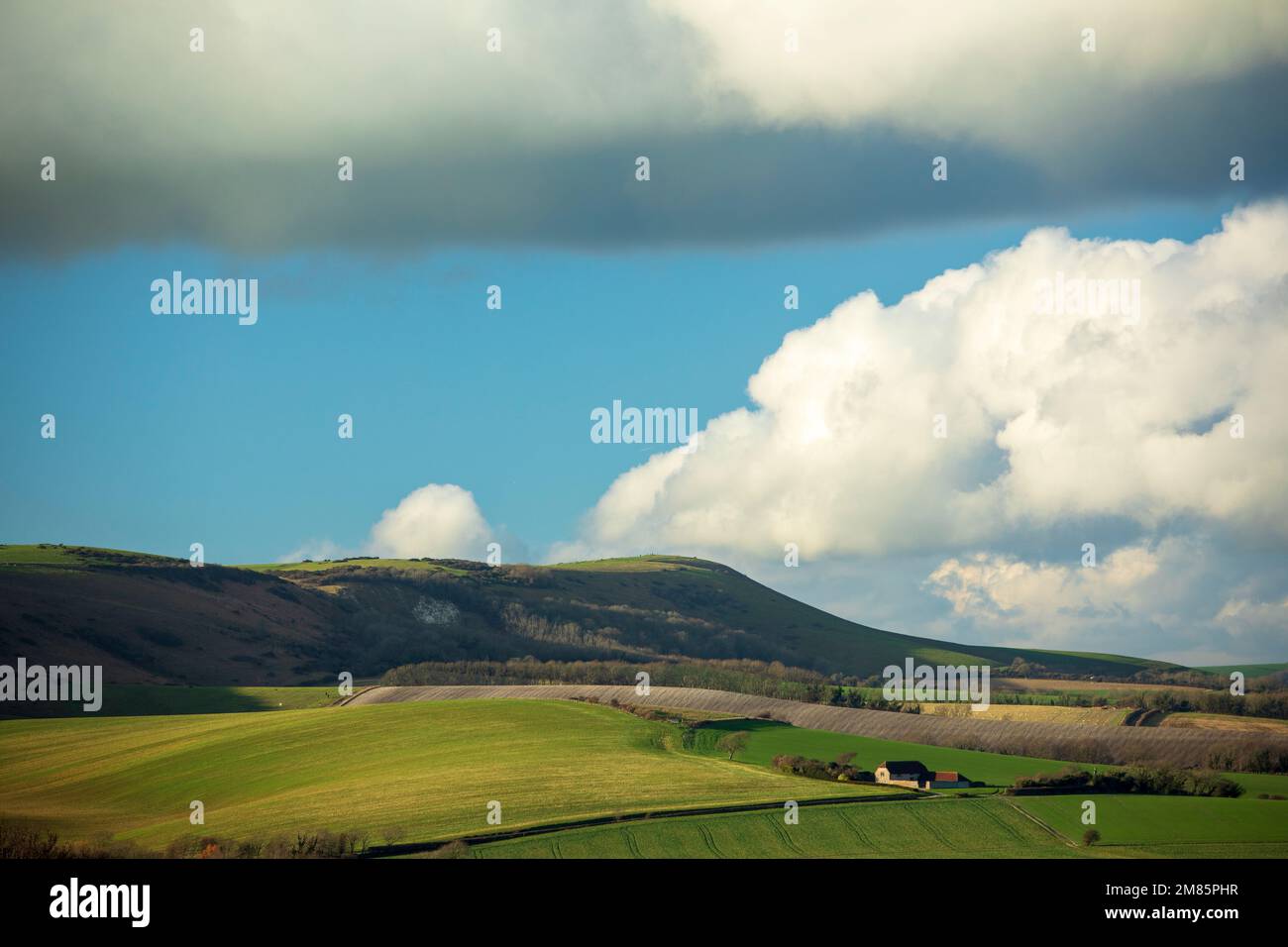 Bella giornata di inverni e viste mozzafiato sul sud giù da Wilmington Hill nel Sussex est dell'Inghilterra sud-orientale Foto Stock