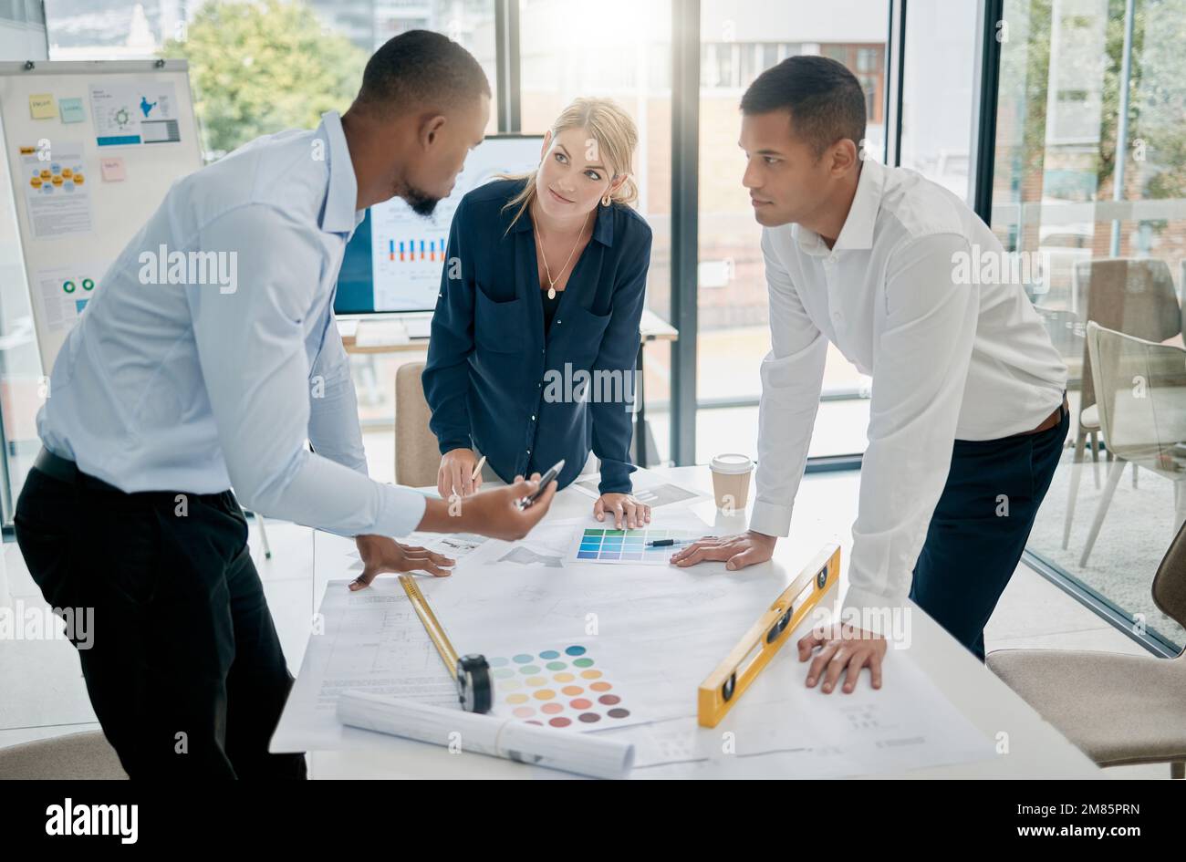 Collaborazione progettuale, lavoro di team di design di interni e campioni su lavori di ristrutturazione, progetto creativo o sviluppo di architettura. Incontro di designer diversity Foto Stock