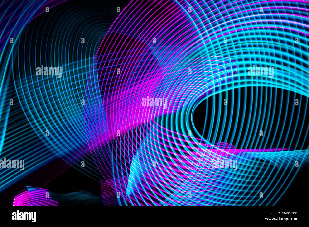 Design astratto di banner tecnologici. Linee al neon digitali su sfondo nero. Struttura del circuito moderna. Foto Stock