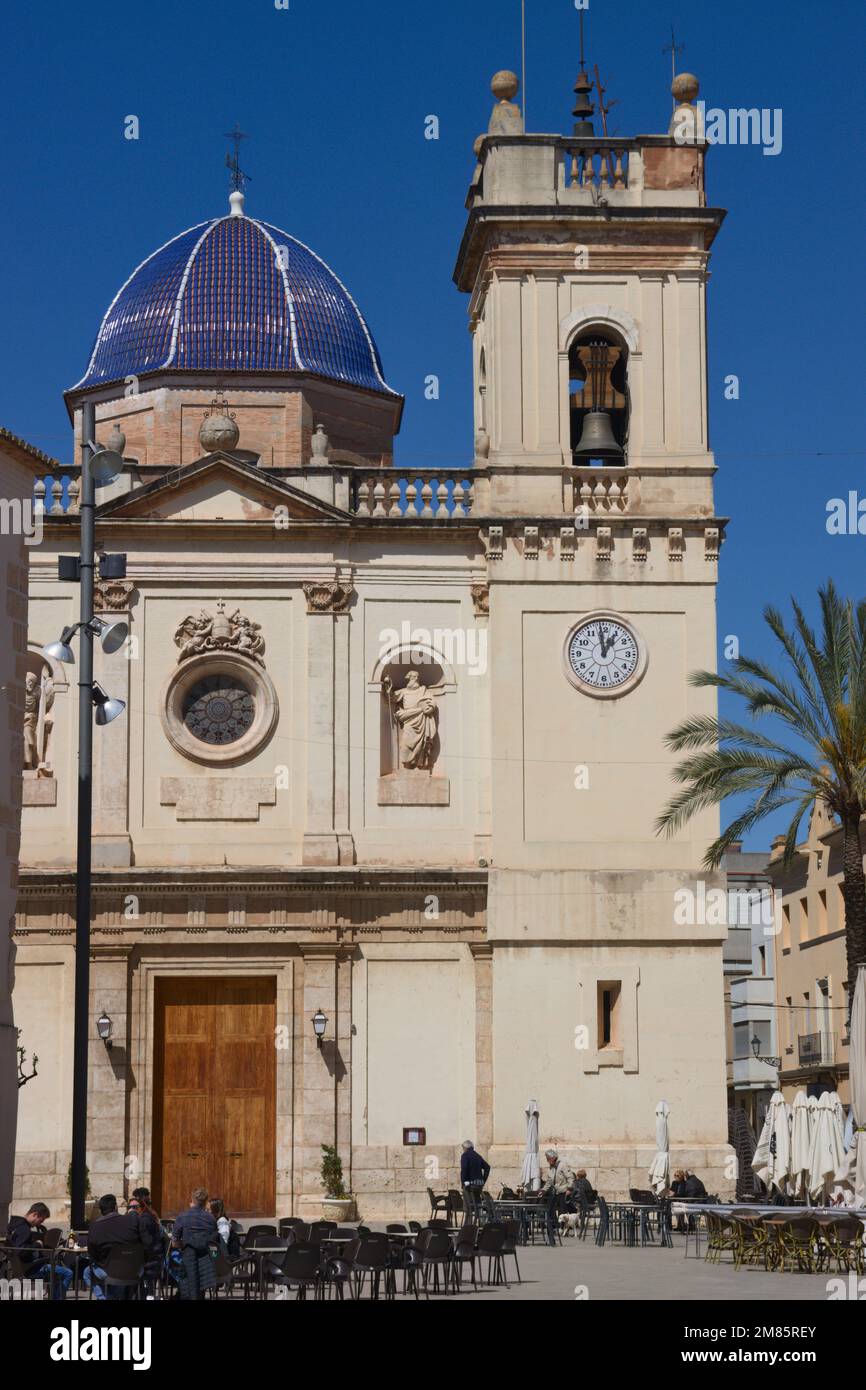 Aprile, 2022. Benifaió, Valencia (Spagna).Plaza Mayor di Benifaió dove si possono vedere le terrazze dei bar accanto alla chiesa del 18th ° secolo di San Pedró Foto Stock