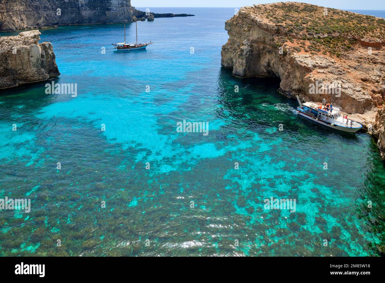 Barca a vela in Laguna Blu, Comino, Malta, Europa Foto Stock