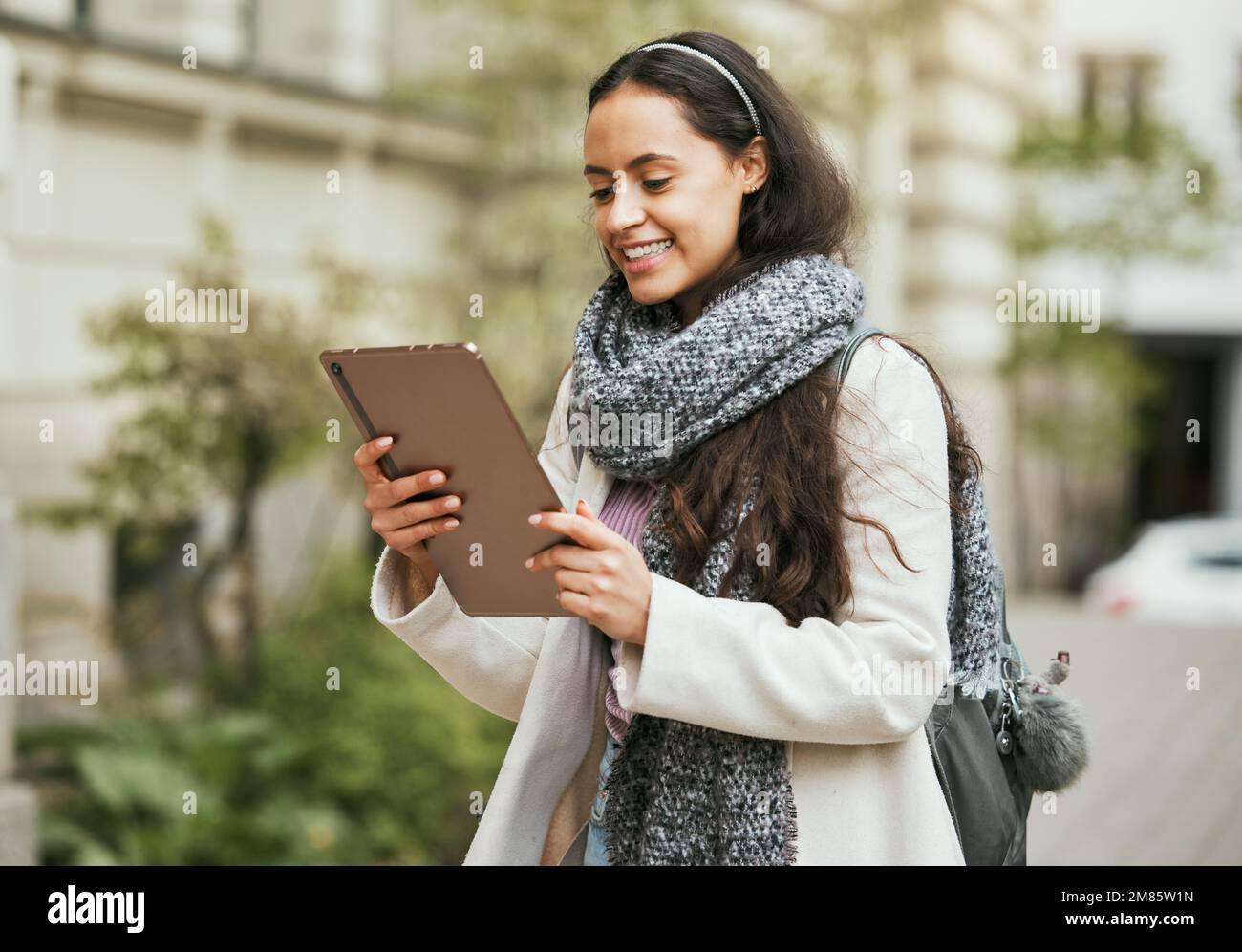 Social media, scrittura digitale e donna di viaggio che lavora e guarda un video su una strada cittadina. Comunicazione on-line, felice e giovane studente in URBAN Foto Stock