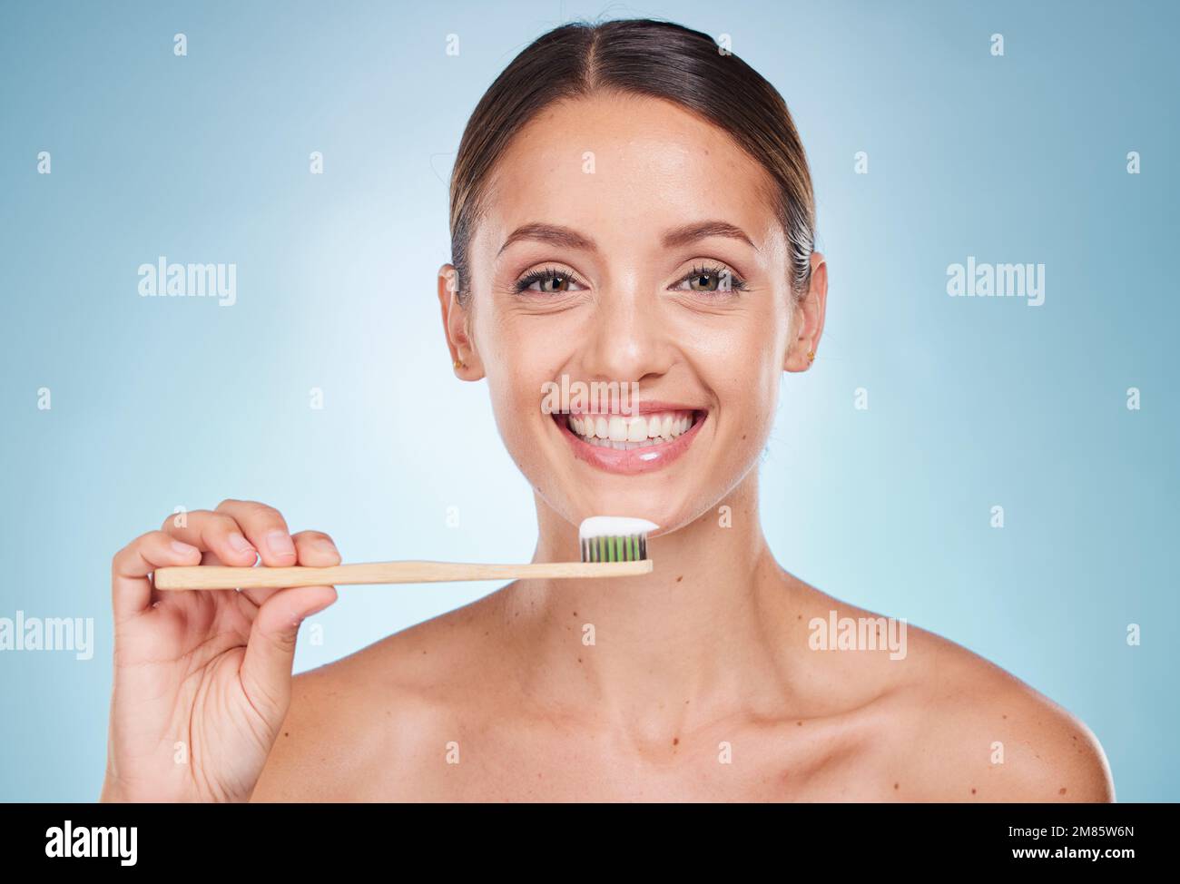 Denti spazzolanti, dentali e donne con spazzolino per denti sbiancanti e di bellezza, salute orale e respiro fresco con sfondo studio. Bocca benessere Foto Stock