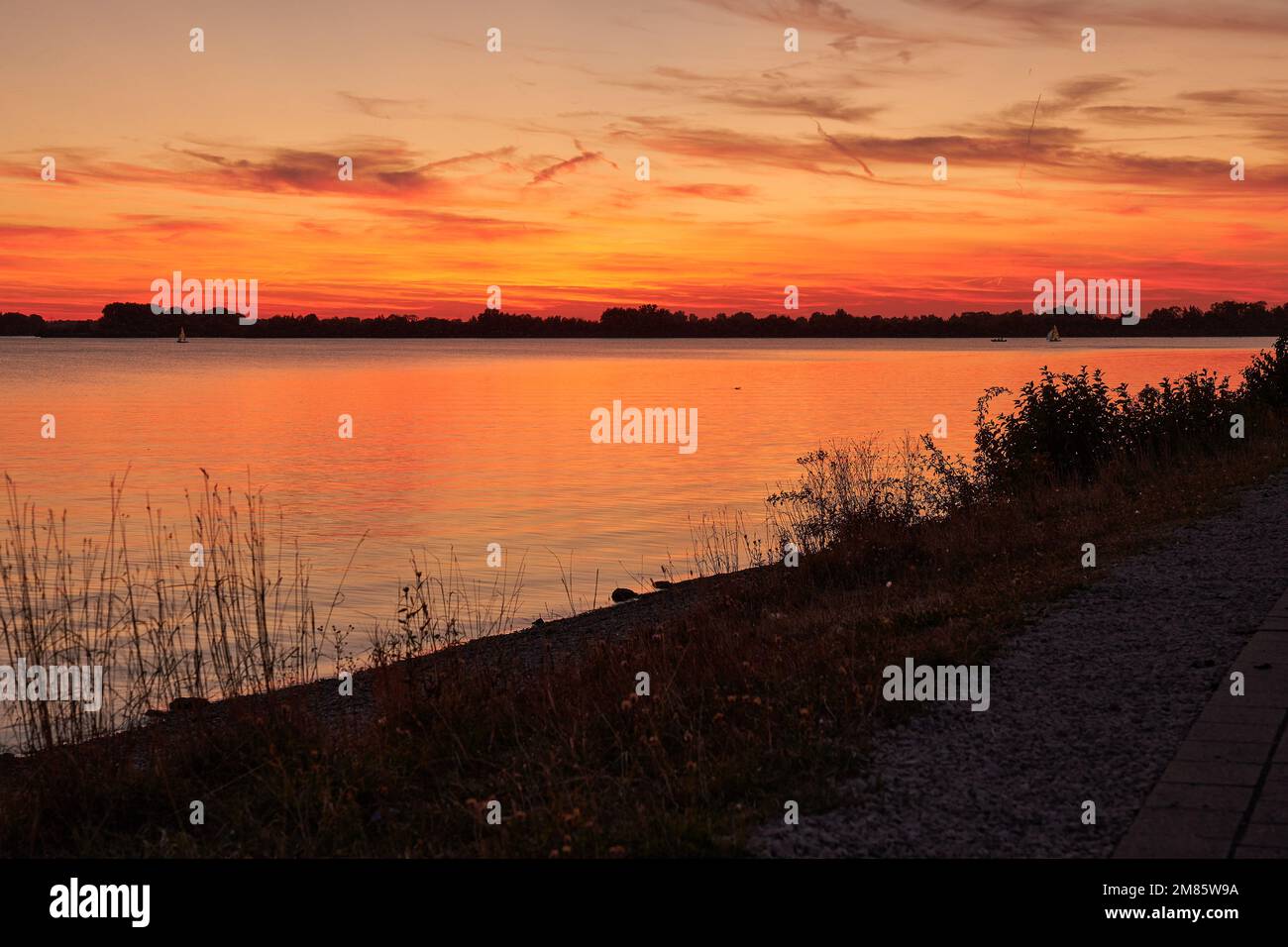 Extrem gefärbter Himmel nach Sonnenuntergang am Altmühlsee Foto Stock