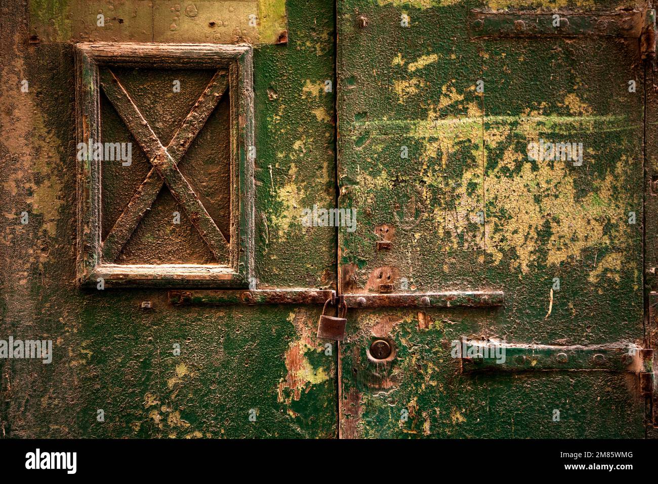 Serratura arrugginita con chiavistello, su porta in legno intemperiata, Valletta, Malta, Europa Foto Stock