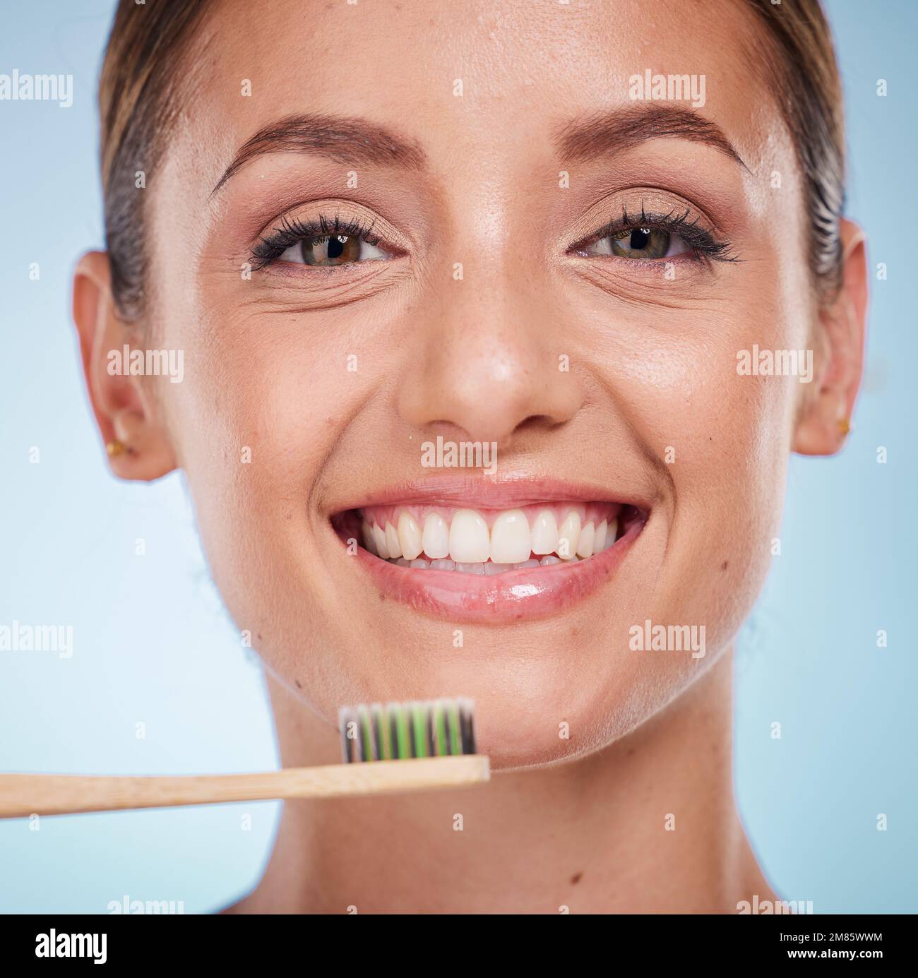 Denti spazzolanti, dentali e donne con spazzolino per denti sbiancanti e di bellezza, salute orale e respiro fresco con sfondo studio. Bocca benessere Foto Stock