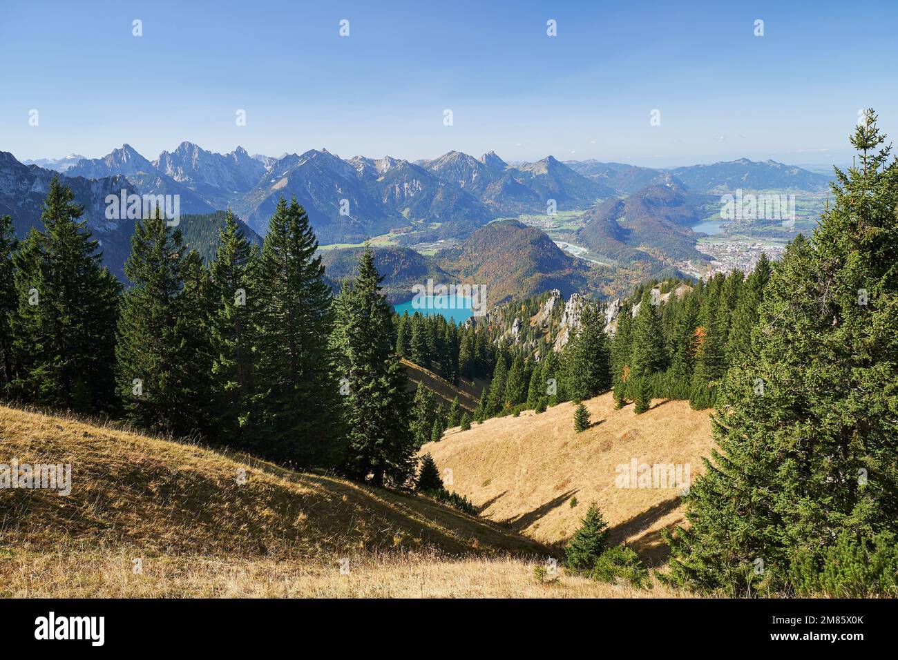 Herrlicher Blick vom Tegelberg auf den Alpsee und die Berge Foto Stock