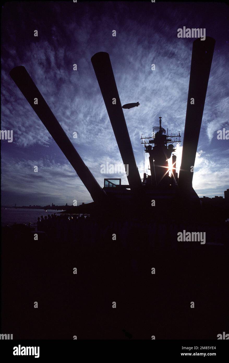 Una vista al tramonto della nave da guerra USS IOWA (BB-61) con un blimp overhead durante l'International Naval Review. Stato: New York (NY) Paese: Stati Uniti d'America (USA) Foto Stock