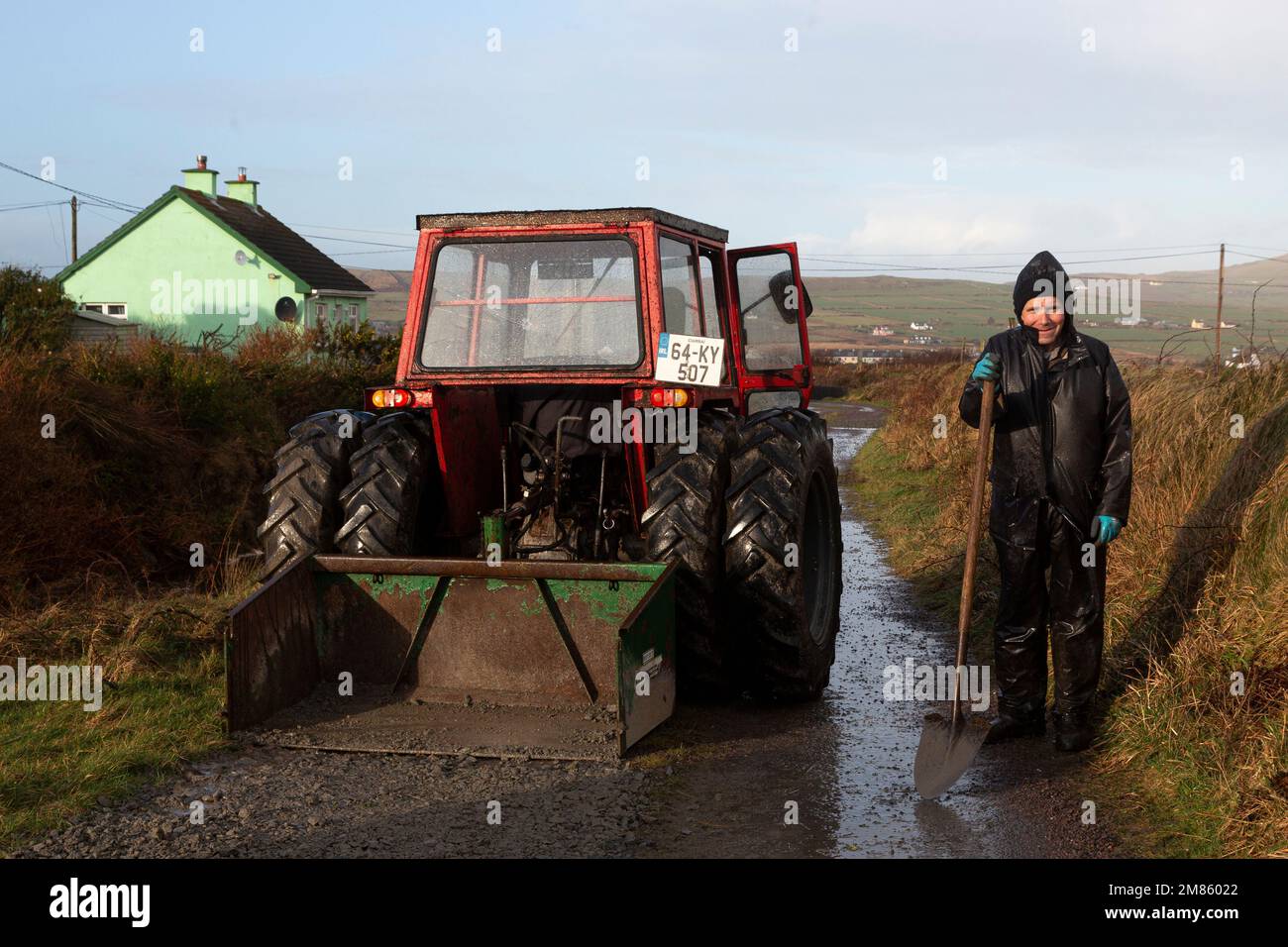 Contea di Kerry, Irlanda, 12/01/2023, lavori stradali irlandesi in caso di forte pioggia, Portmagee, Contea di Kerry, Irlanda Foto Stock