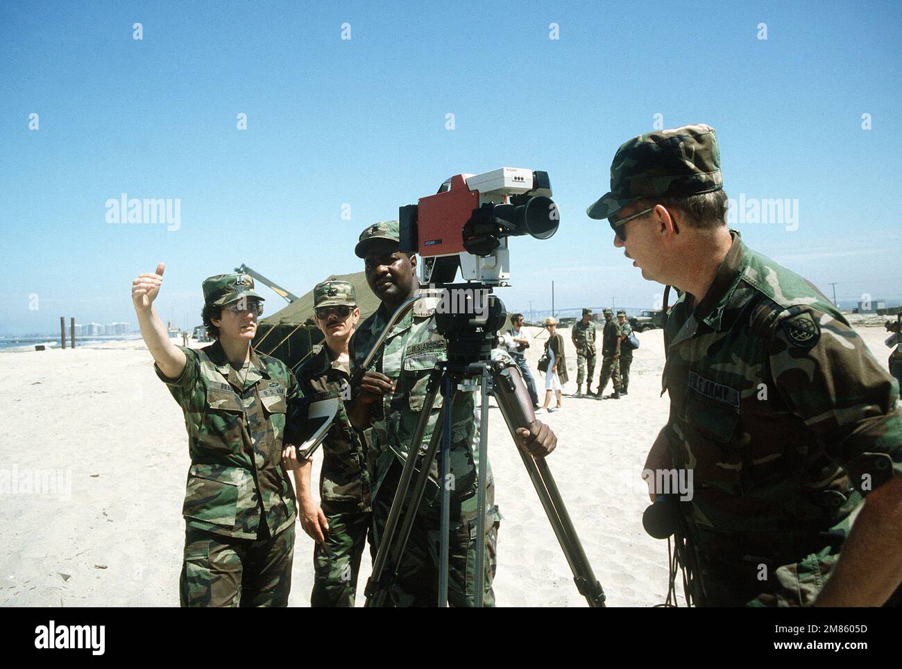 Membri della squadra pittorica di combattimento, Det. C, discutere i preparativi per l'esercitazione su videocassetta Gallant Eagle '86. Oggetto operazione/Serie: GALLANT EAGLE '86 Stato: California (CA) Paese: Stati Uniti d'America (USA) Foto Stock