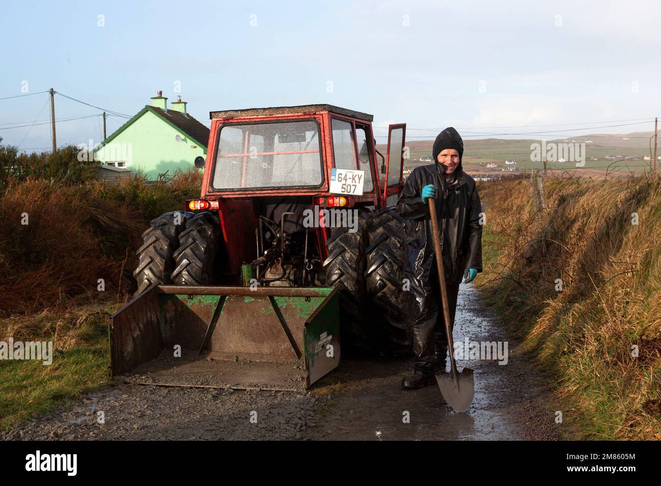 Contea di Kerry, Irlanda, 12/01/2023, lavori stradali irlandesi in caso di forte pioggia, Portmagee, Contea di Kerry, Irlanda Foto Stock