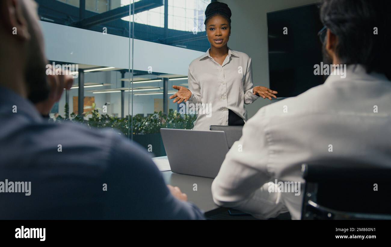 African American businesswoman mentor business coach Company CEO femmina leader insegnante business team multirazziale diversi colleghi presenti startup Foto Stock