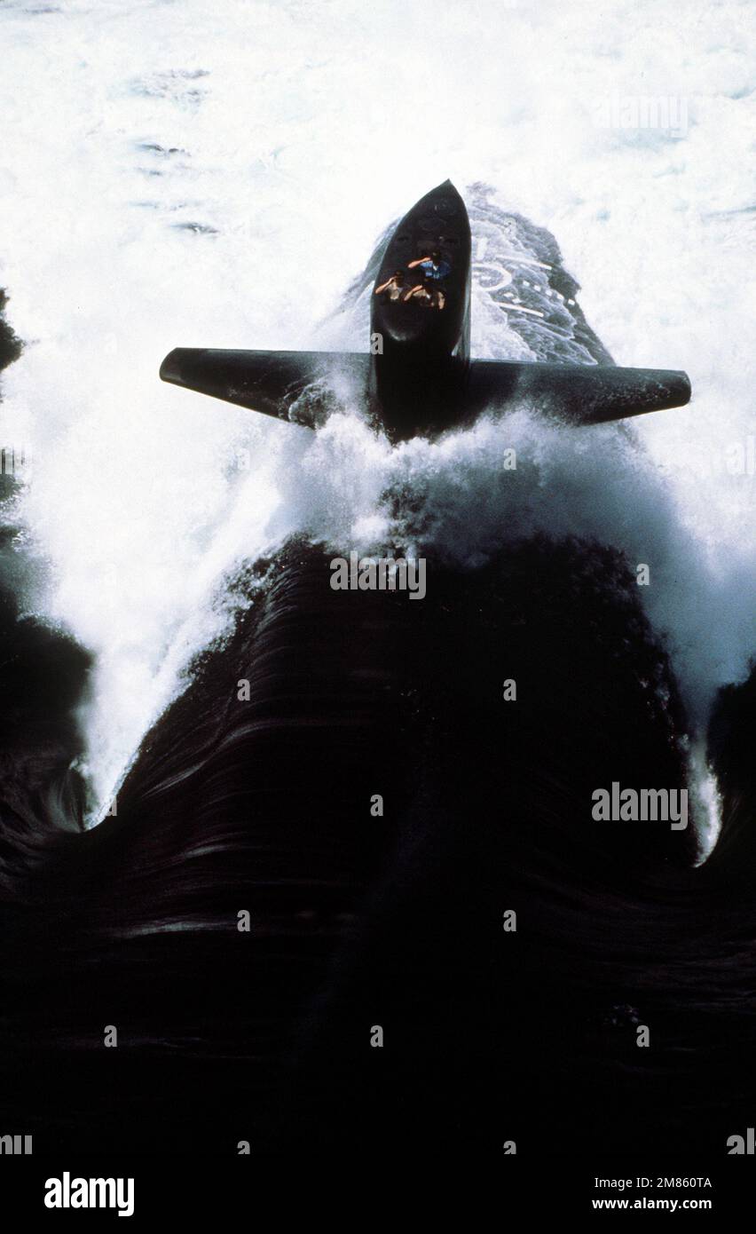 Una visione d'arco del sottomarino nucleare di Chicago (SSN-721) in corso durante le prove in mare. Paese: Sconosciuto Foto Stock