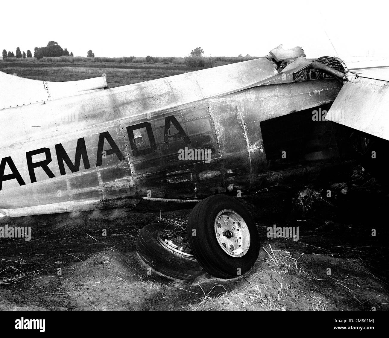 Il suo ingranaggio di atterraggio collassato si trova accanto alla fusoliera di un aereo spagnolo AV-8 Harrier che si è schiantato. Base: Stazione Navale, Rota Paese: Spagna (ESP) Foto Stock