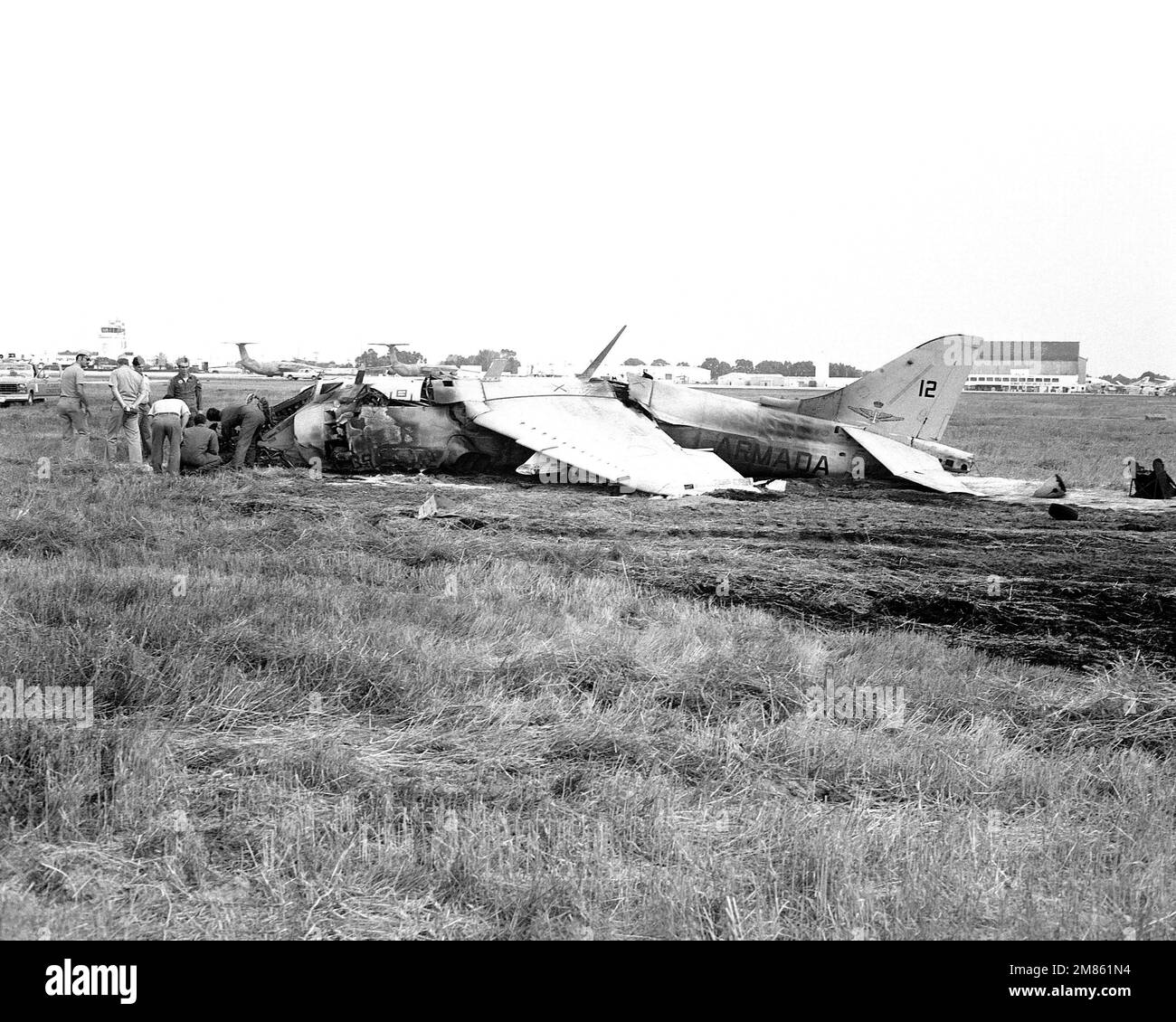 I funzionari ispezionano il naso demolito di un aereo spagnolo AV-8 Harrier dopo il suo incidente. Base: Stazione Navale, Rota Paese: Spagna (ESP) Foto Stock