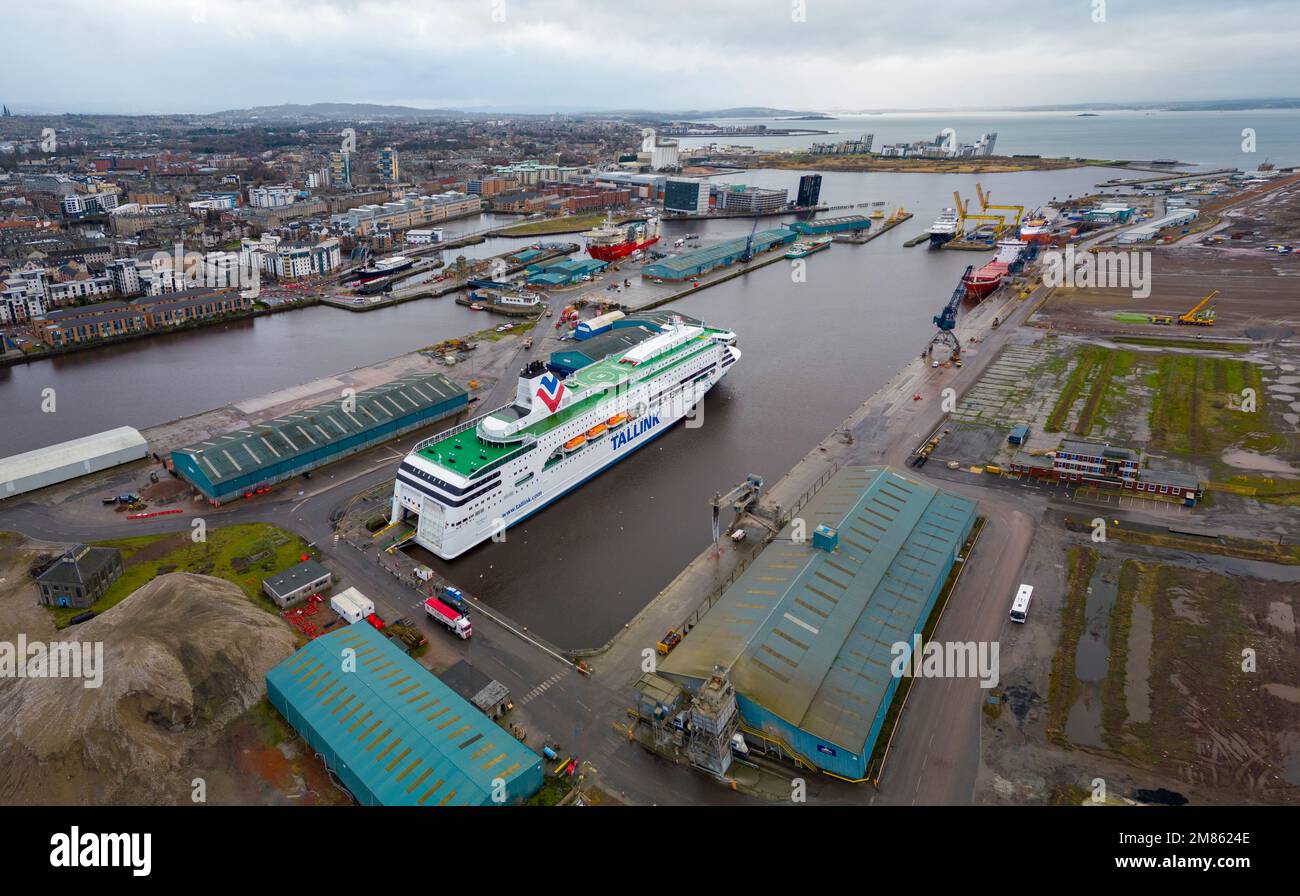 Edimburgo, Scozia, Regno Unito. 12 gennaio 2023. Vedute aeree del Forth Ports attracca a Leith, Edinburgo. Il quarto Green Freeport dovrebbe essere nominato oggi da PM Rishi Sunak come uno dei due offerenti di successo per lo status di Freeport insieme a Cromarty Freeport. Oggi il primo ministro vola in Scozia per incontrare il primo ministro, Nicola Sturgeon. Iain Masterton/Alamy Live News Foto Stock