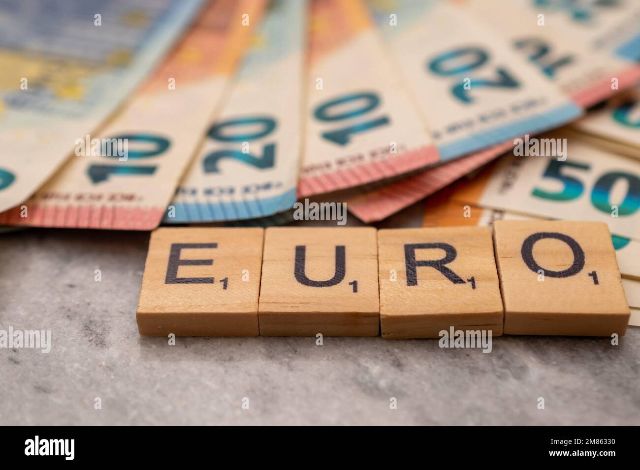 Primo piano WORD EURO è scritto in lettere di legno, quasi parte delle banconote da 10, 20 e 50 euro. Foto Stock