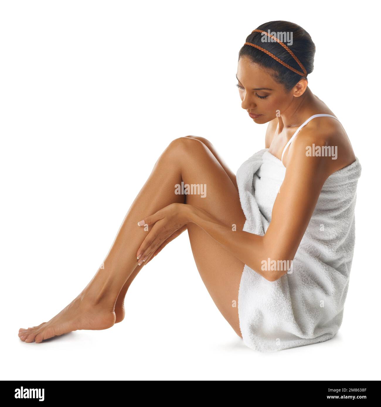 Cura della pelle, donna e cosmetici per le gambe, bellezza naturale o trattamento spa di lusso su sfondo studio. Donna, donna o benessere per gambe, piedi o fitness Foto Stock