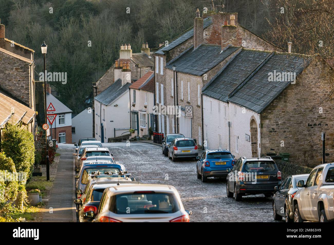 Strada tranquilla a Richmond, North Yorkshire, con case residenziali e non persone Foto Stock
