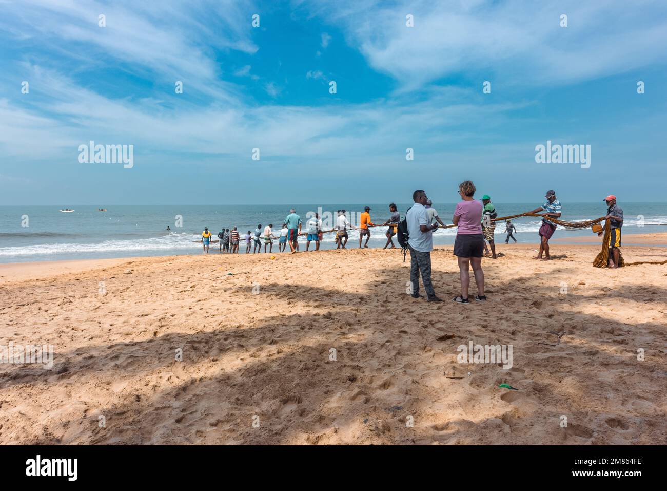 I pescatori tirano le loro reti sulla spiaggia. Foto Stock